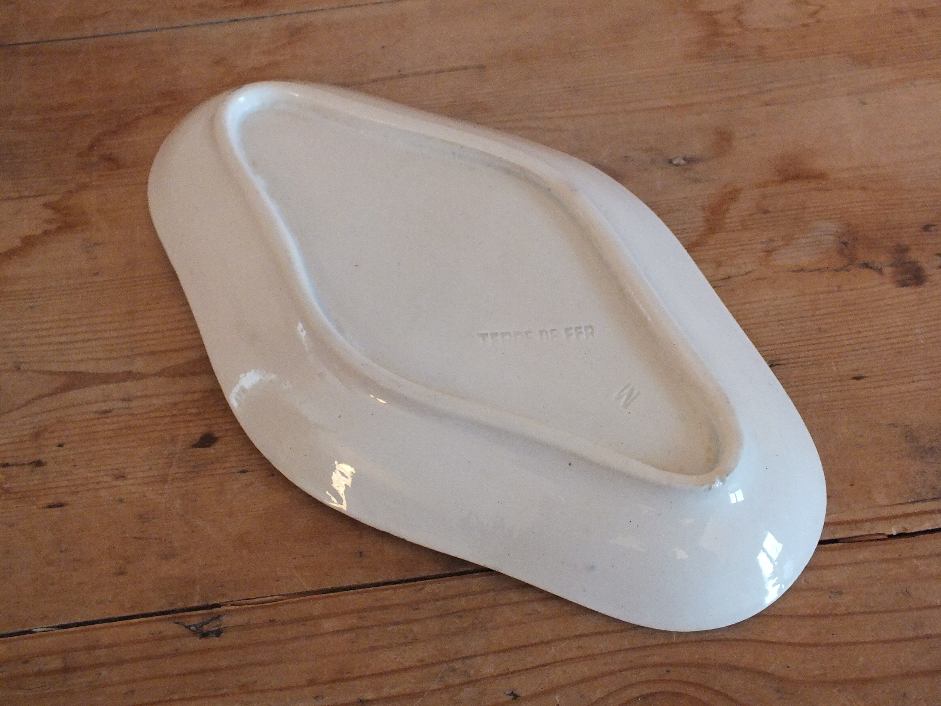 Ravier in Iron Earth blueberry décor