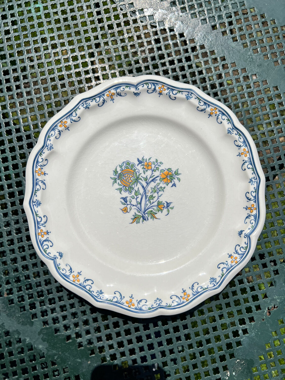 Composition of 4 flat earthenware plates, Gien
