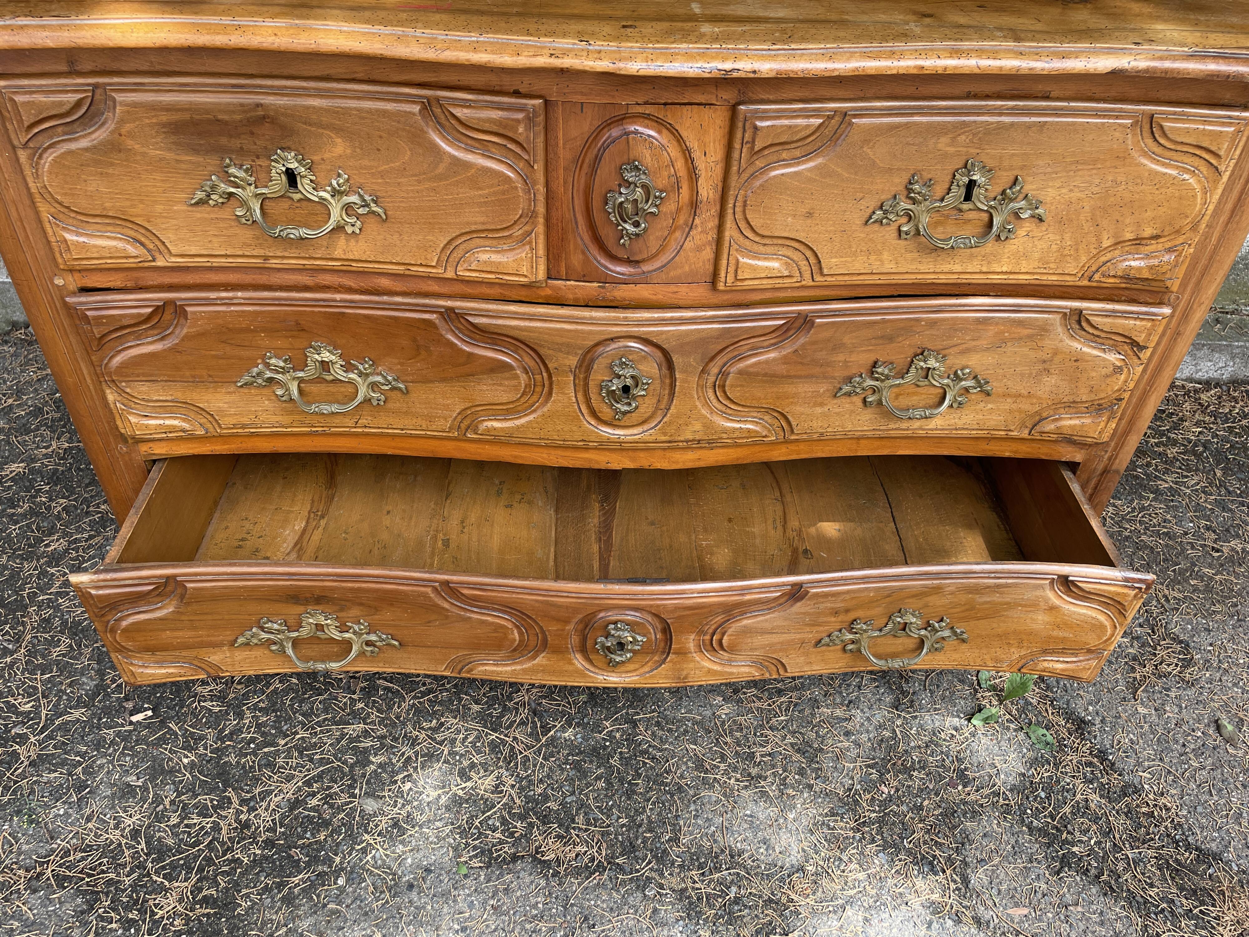 Parisian chest of drawers in walnut Louis XV period with secret drawer, 18th century.