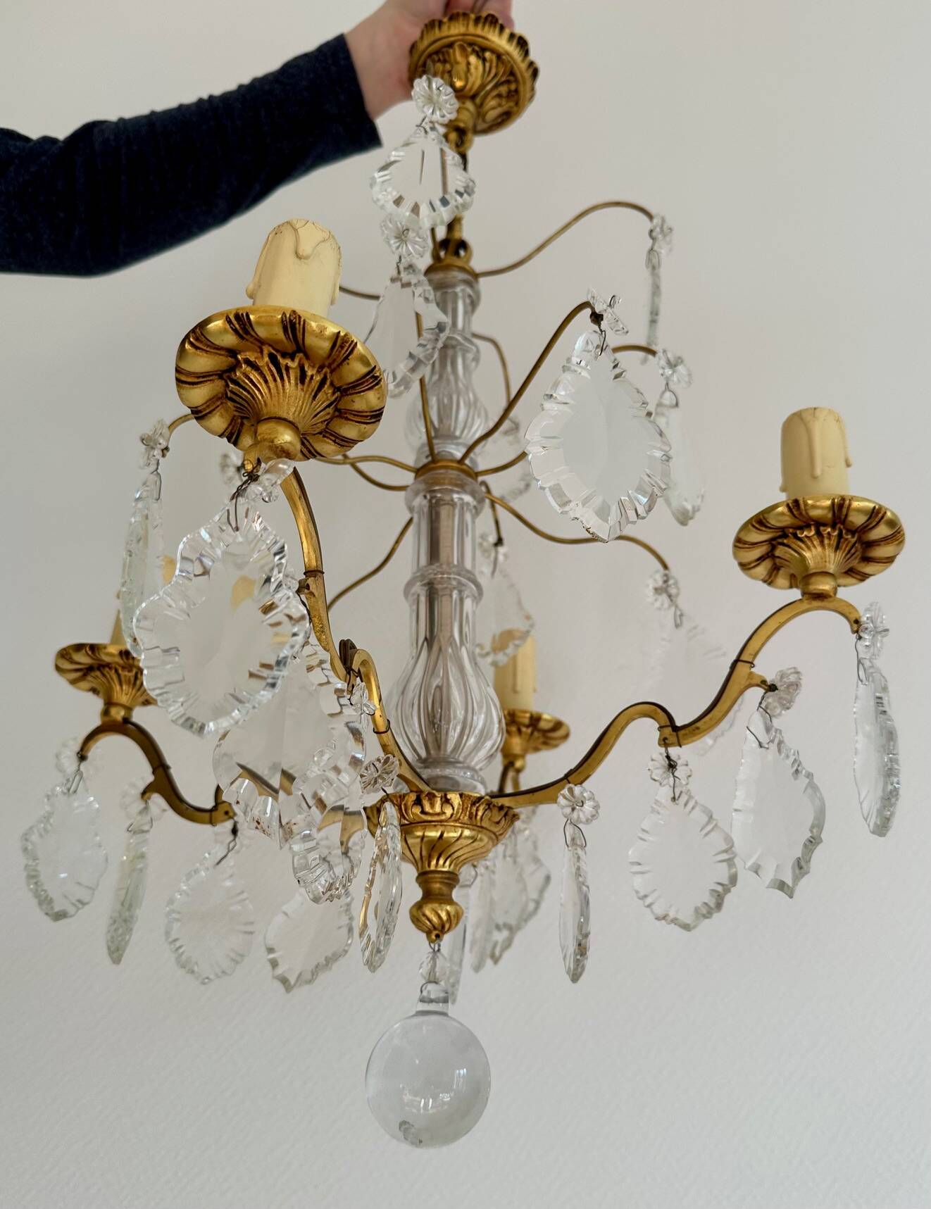 Chandelier set & 4 wall sconces with pendants, Louis XV style, gilded metal