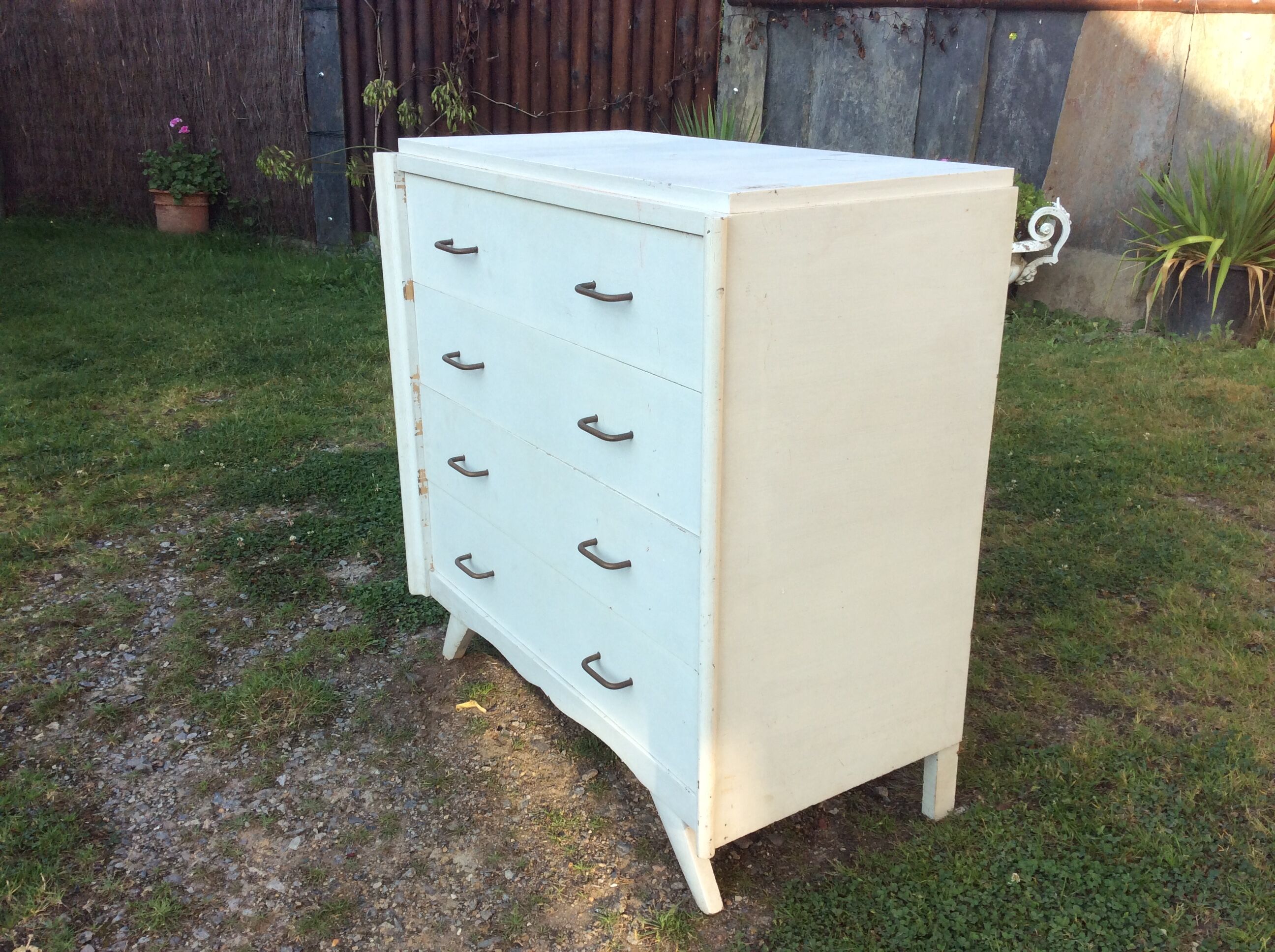 Commode vintage à pieds compas peinte en blanc