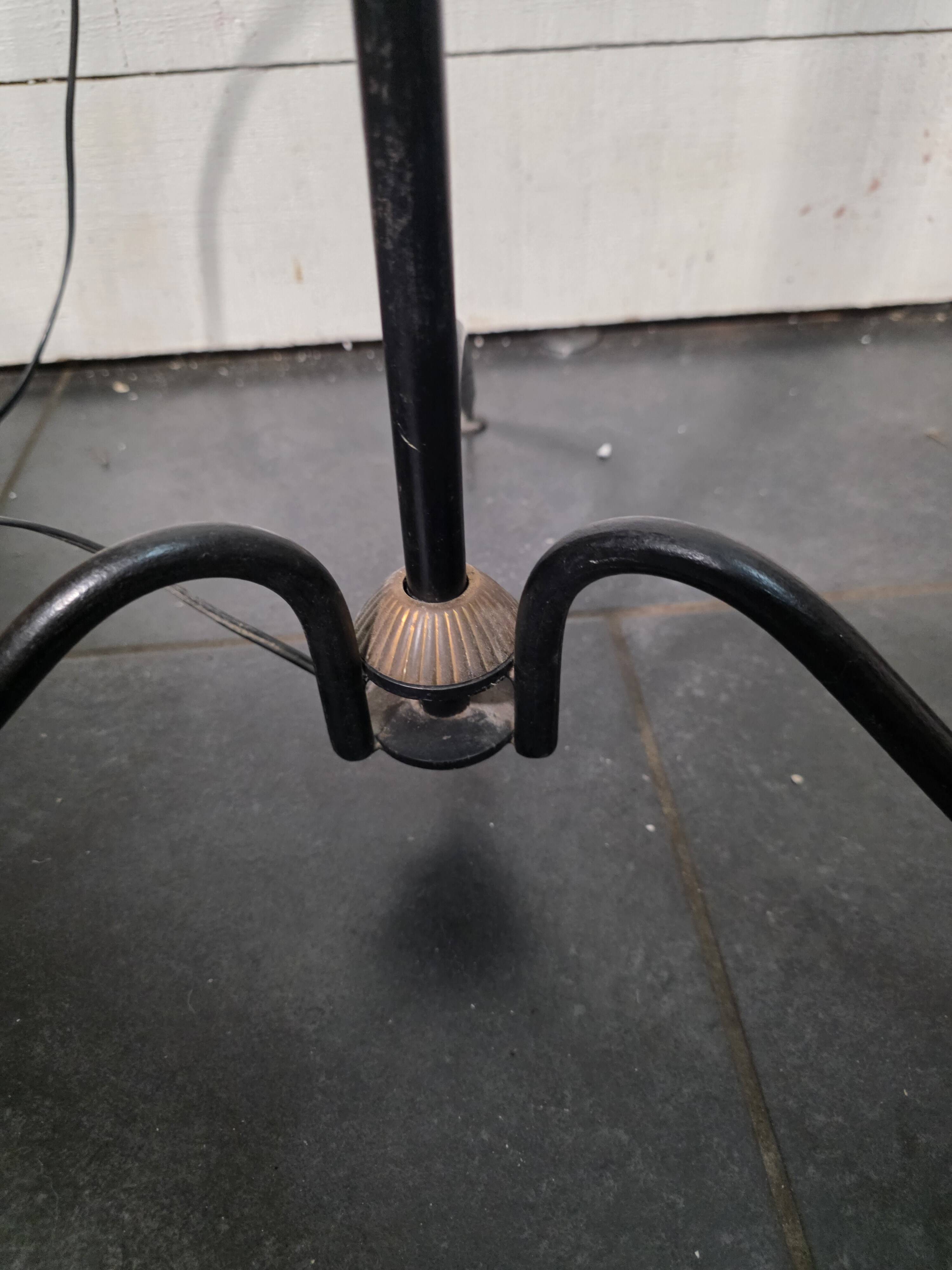 ​Lampadaire tripode à contrepoids Maison Lunel ,Années 50
