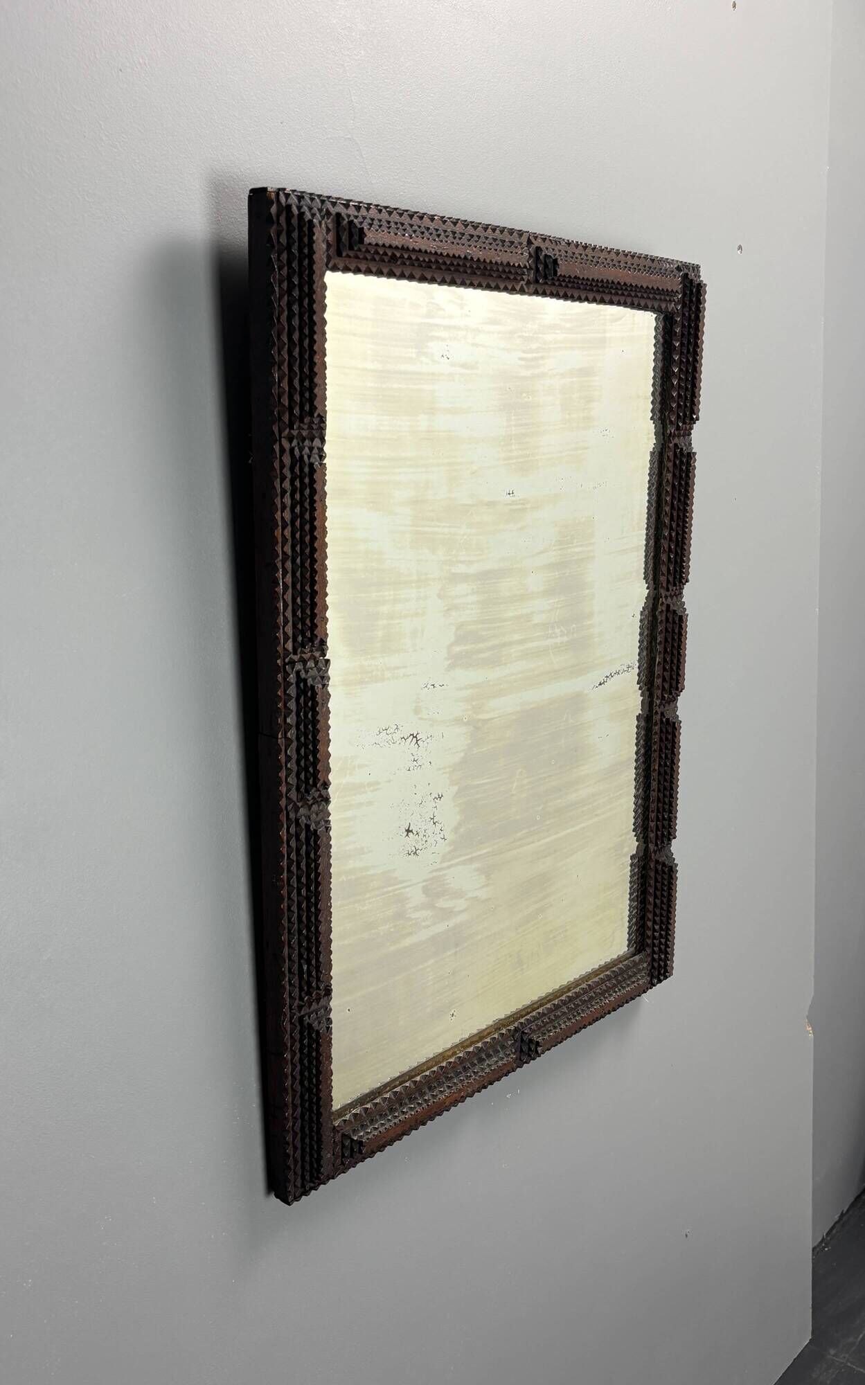 Miroir ancien en art populaire tramp, Belgique vers 1900.