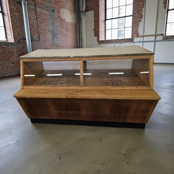 Vitrine de magasin vintage en bois / comptoir / vitrine