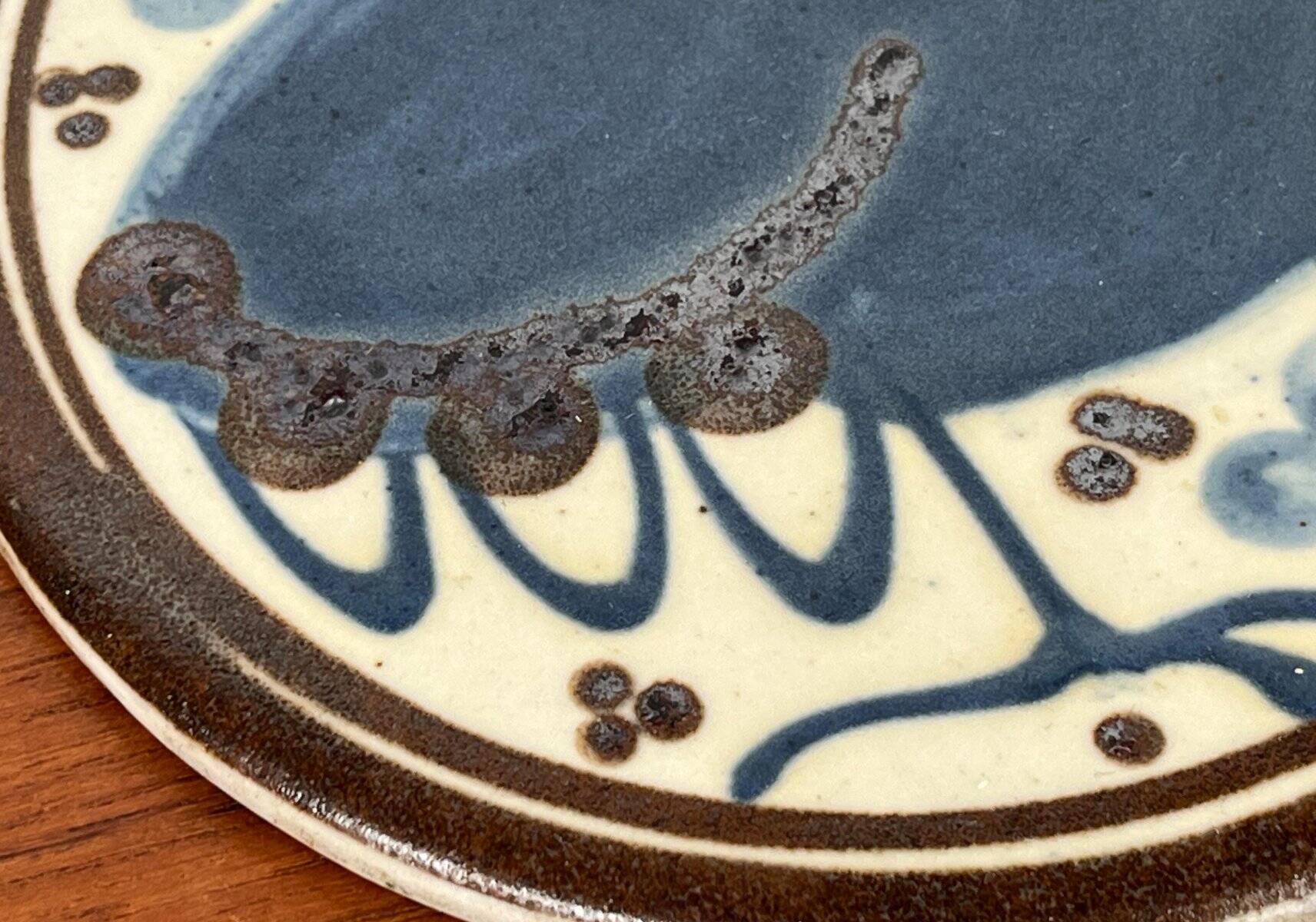 Mid-century Danish studio wall plate in pottery with bird design by Erling & Karin Heerwagen, 1976.