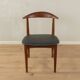 Chaise "corne de vache"  en noyer et similicuir noir