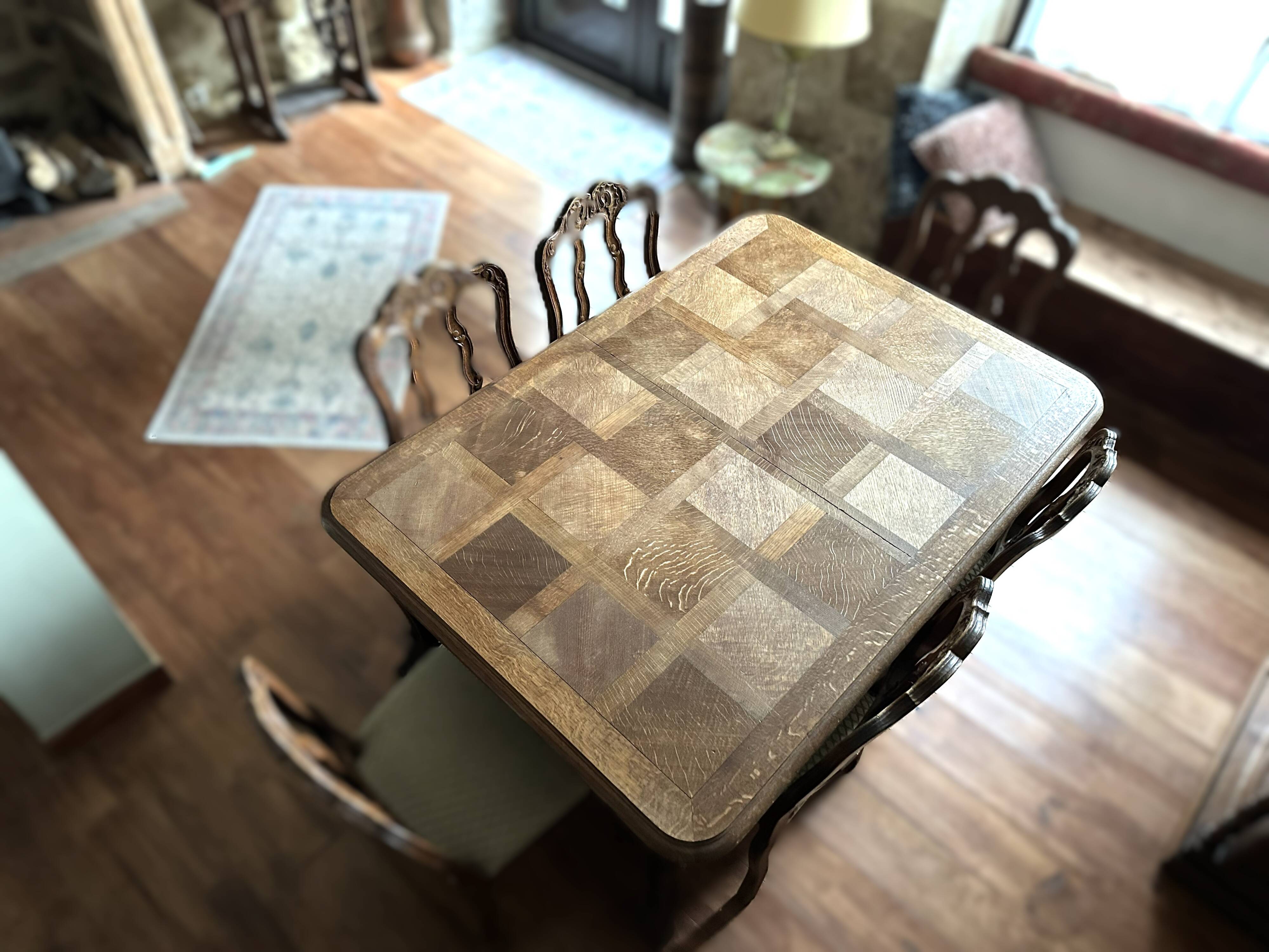 Antique dining set. Table 1.58 m x 1.10 m + 6 chairs from the 1920s.