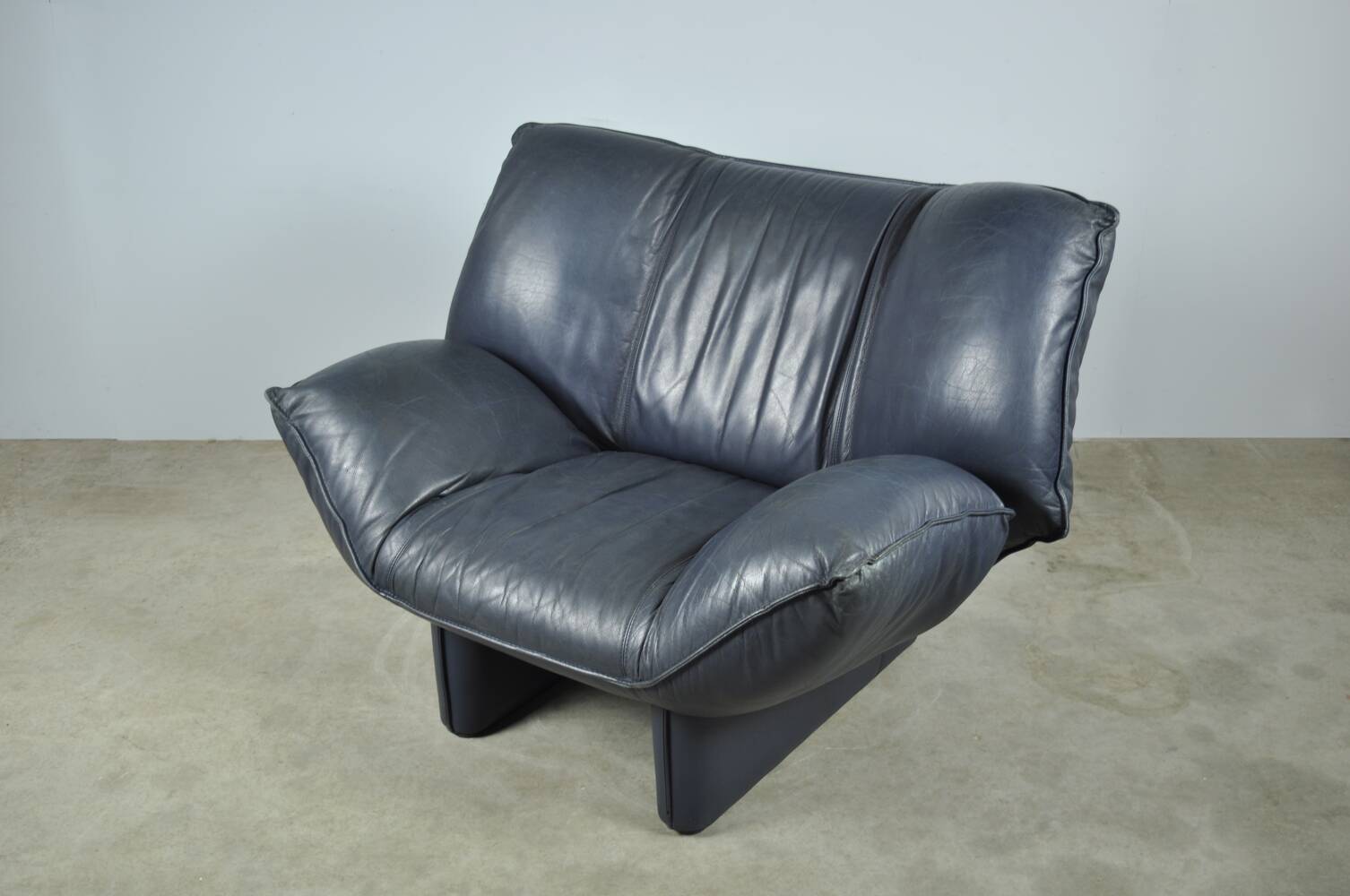 Leolux / vintage "tango" armchair in blue leather / jan armgardt / 1980s netherlands