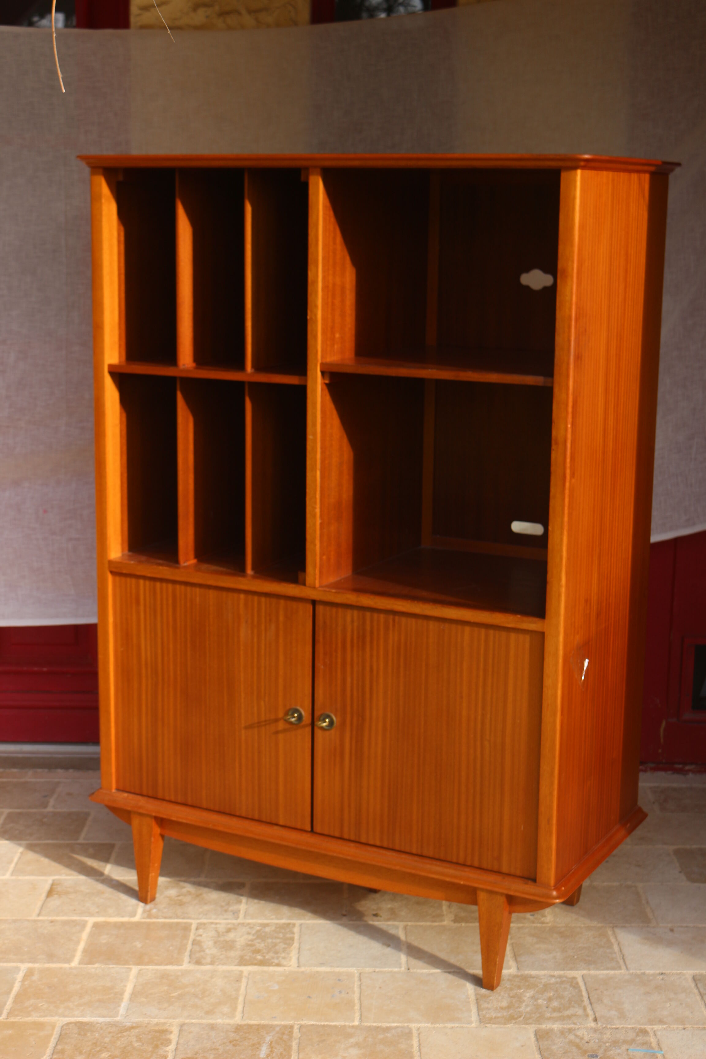 Vintage oak chest of drawers with vinyl storage, Year 1960. Ref Willy