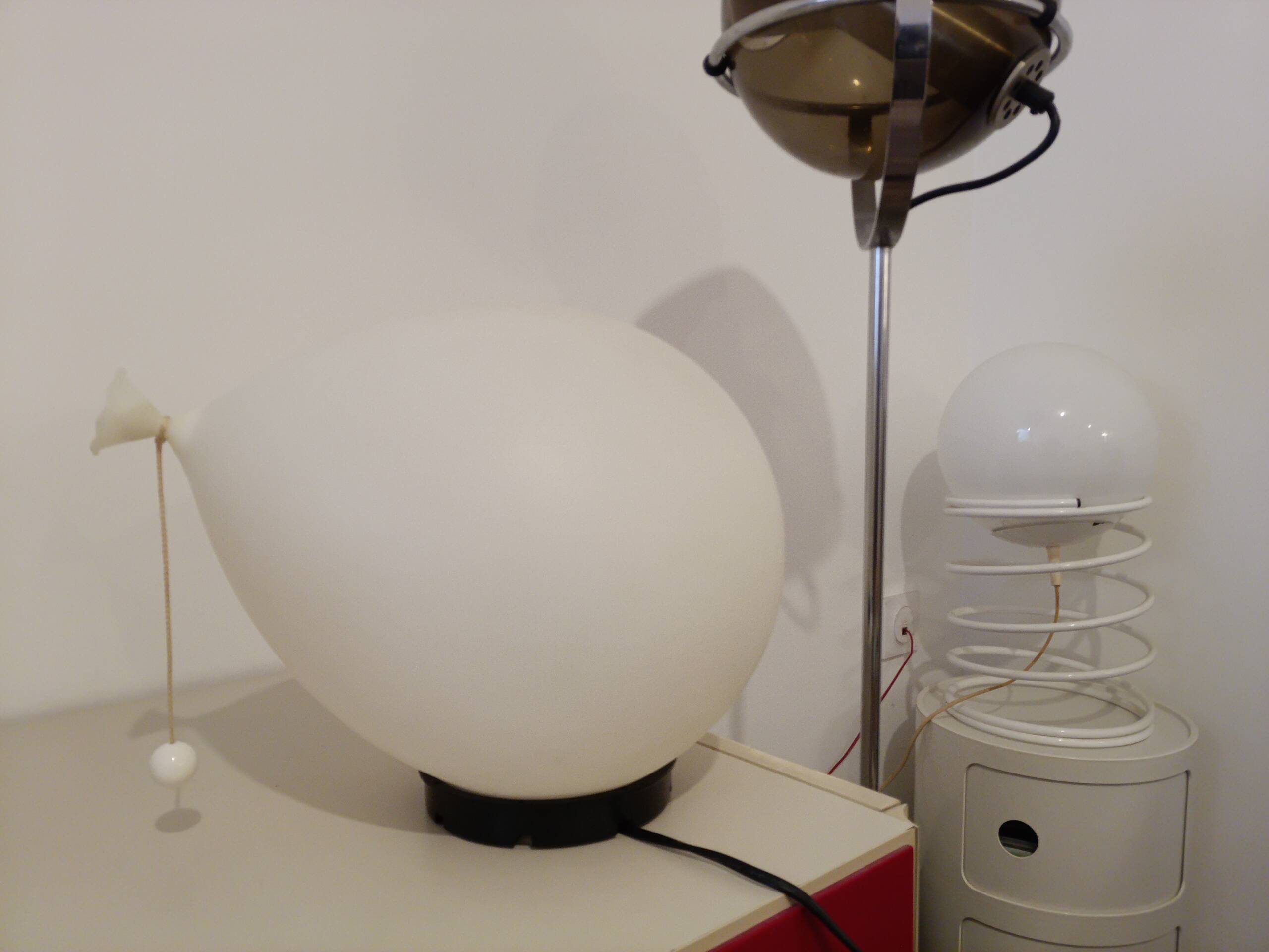 lampe ballon du designer Yves Christine produit par Bilumen Italie 1975