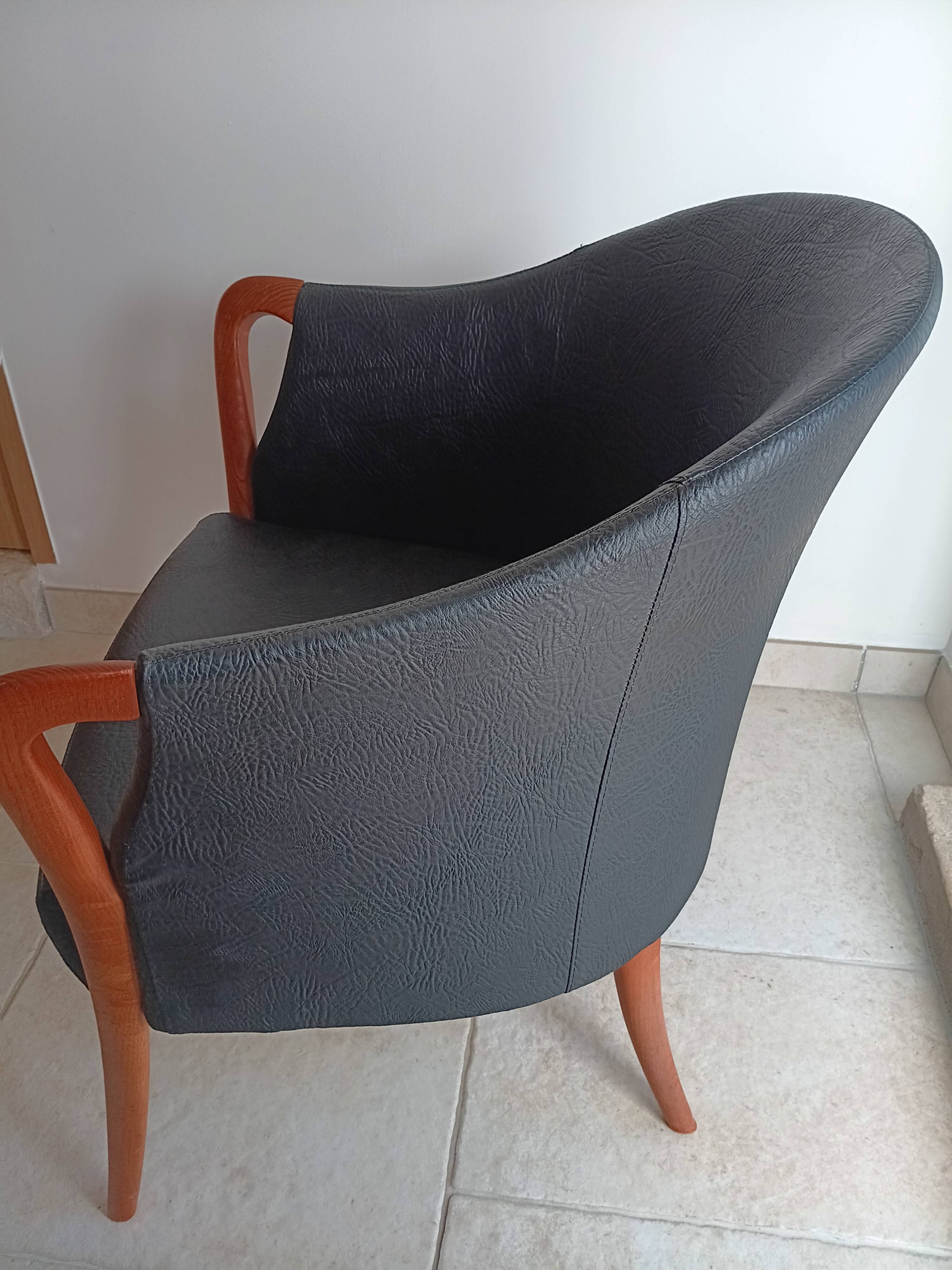 Pair of leather and wood armchairs in the Umberto Asnago style.