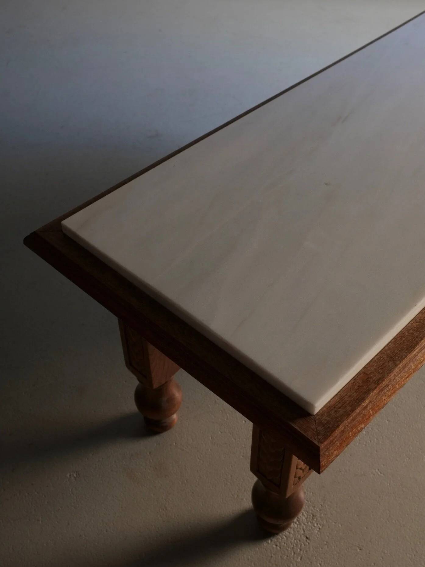 Table basse en chêne sculpté et marbre blanc