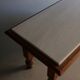 Table basse en chêne sculpté et marbre blanc