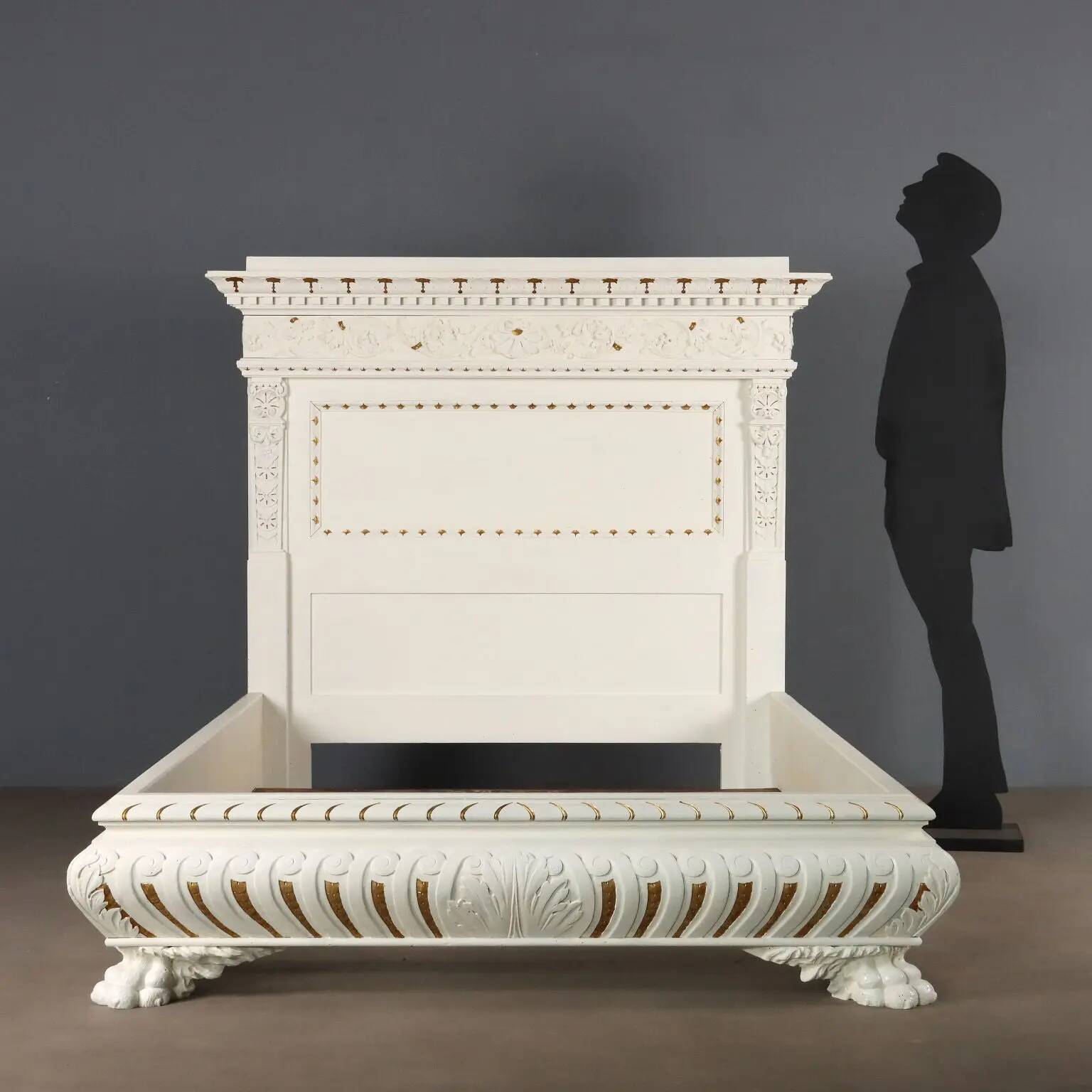 Lit ancien de style néo-Renaissance en peuplier sculpté, XXe siècle