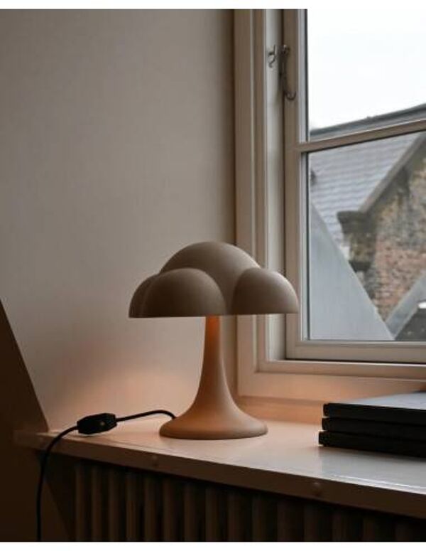 Lampe de table couleur sable, céramique, œuvre contemporaine.