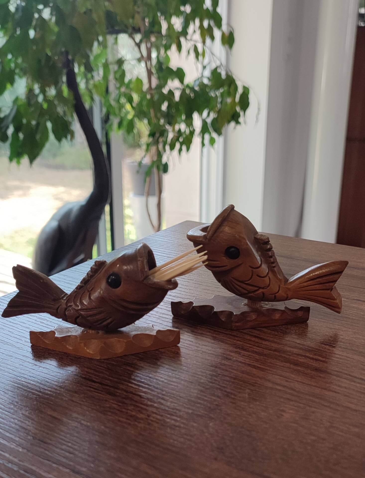 Duo de poissons porte-cure-dents vintage en bois sculpté