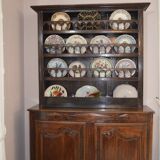 Vaisselier ancien avec assiettes