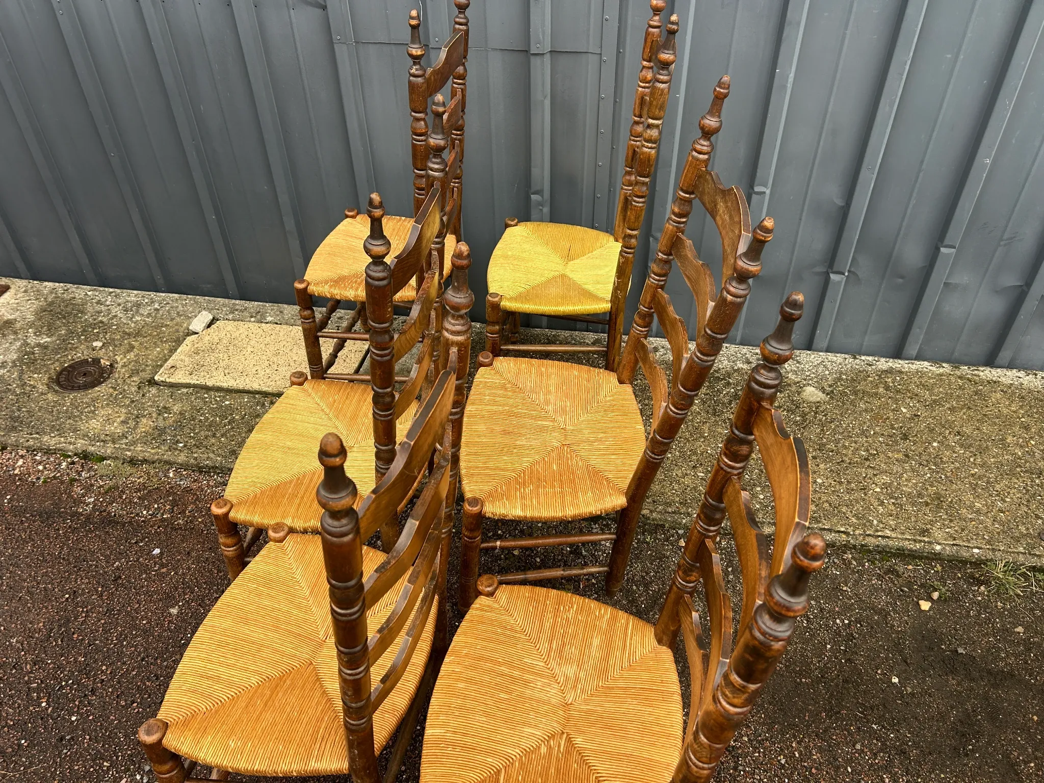 Série de six  chaises rustiques paillées