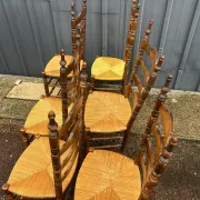 Série de six  chaises rustiques paillées