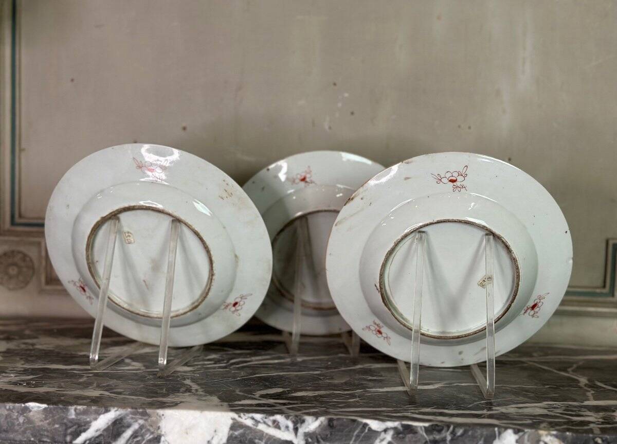 Set of three famille rose porcelain plates, Compagnie des Indes, Qianlong, China