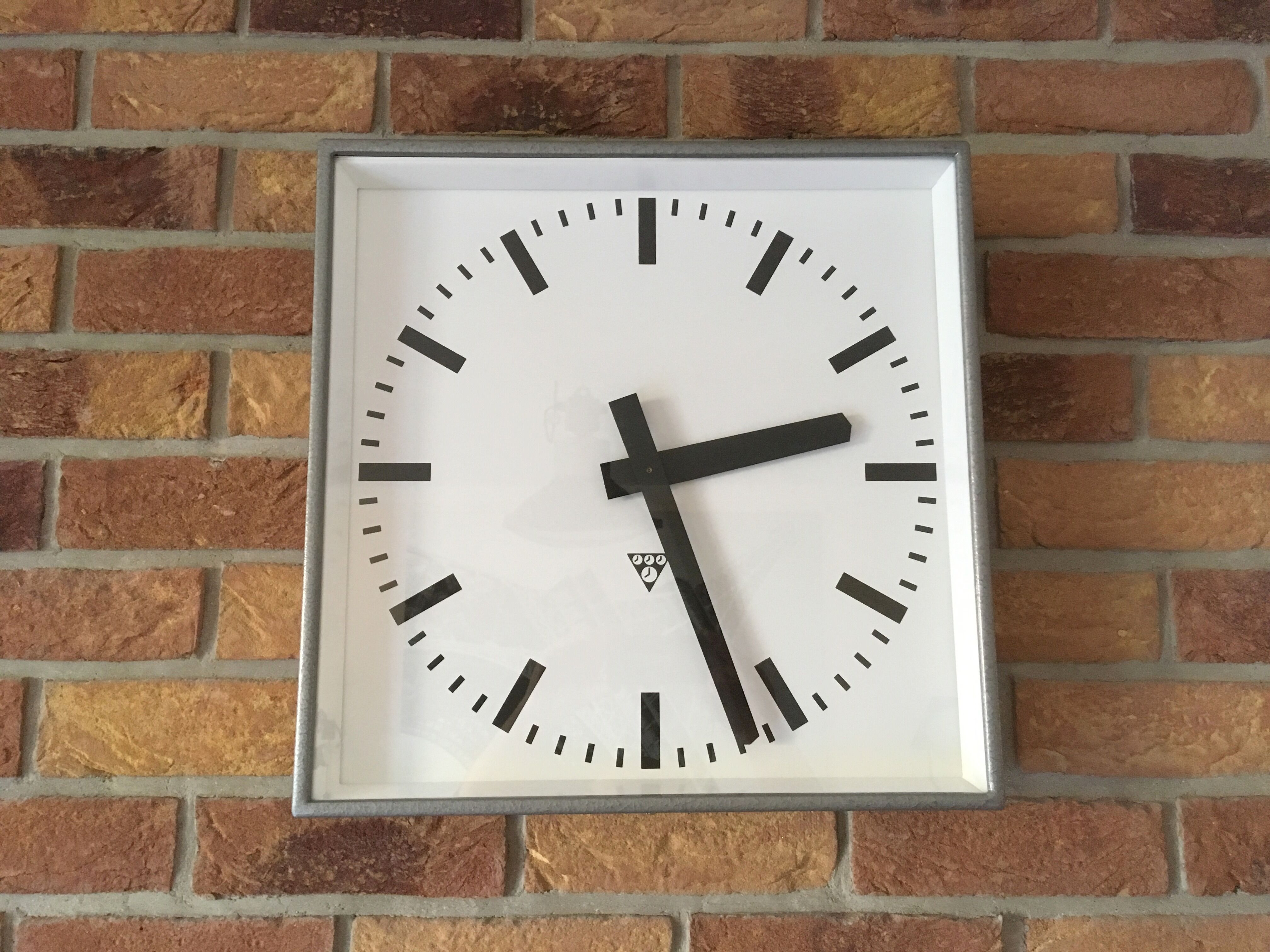 Horloge murale carrée Pragotron, années 1960