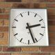 Horloge murale carrée Pragotron, années 1960