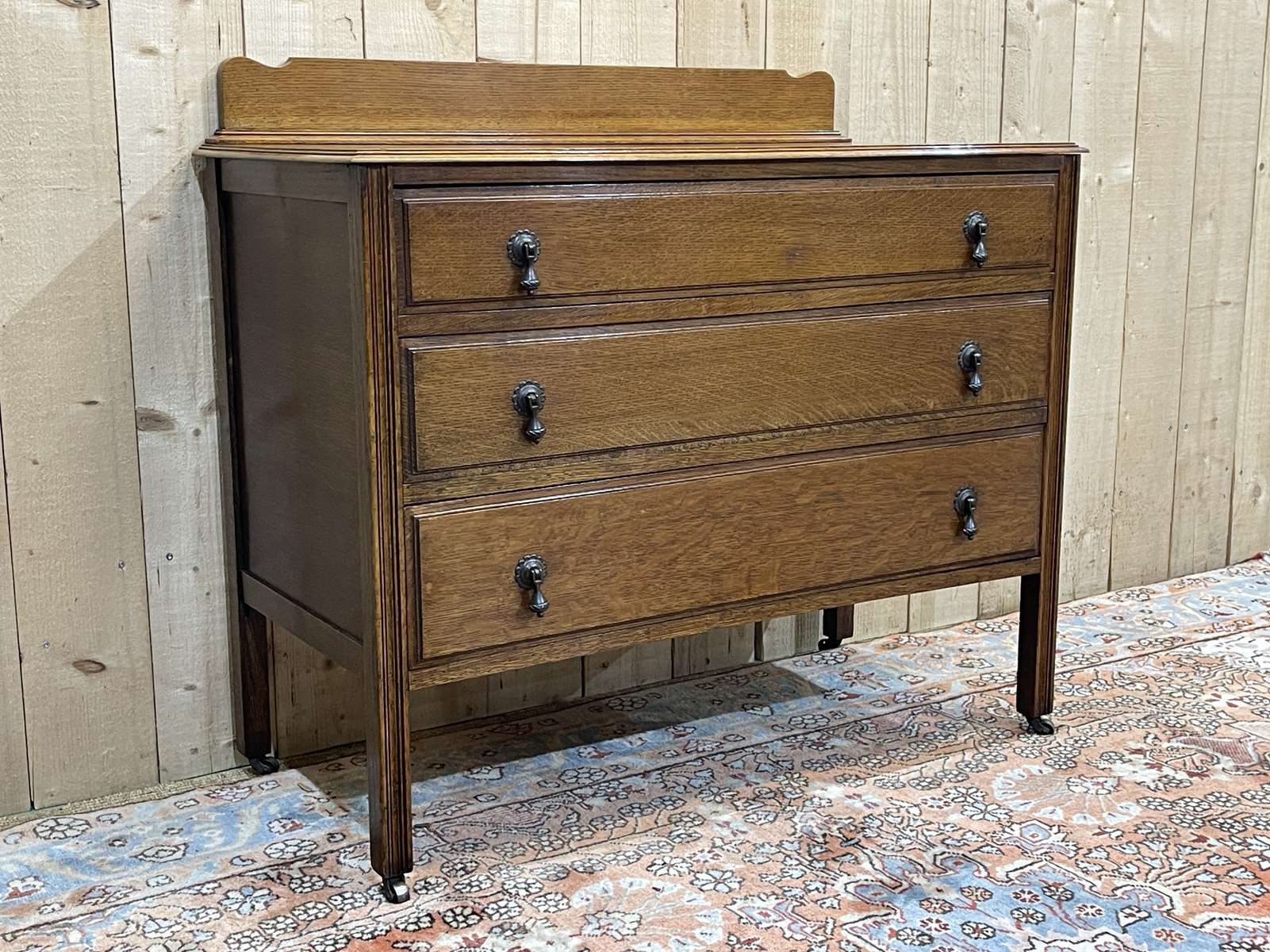 Commode anglaise en chêne des années 1930