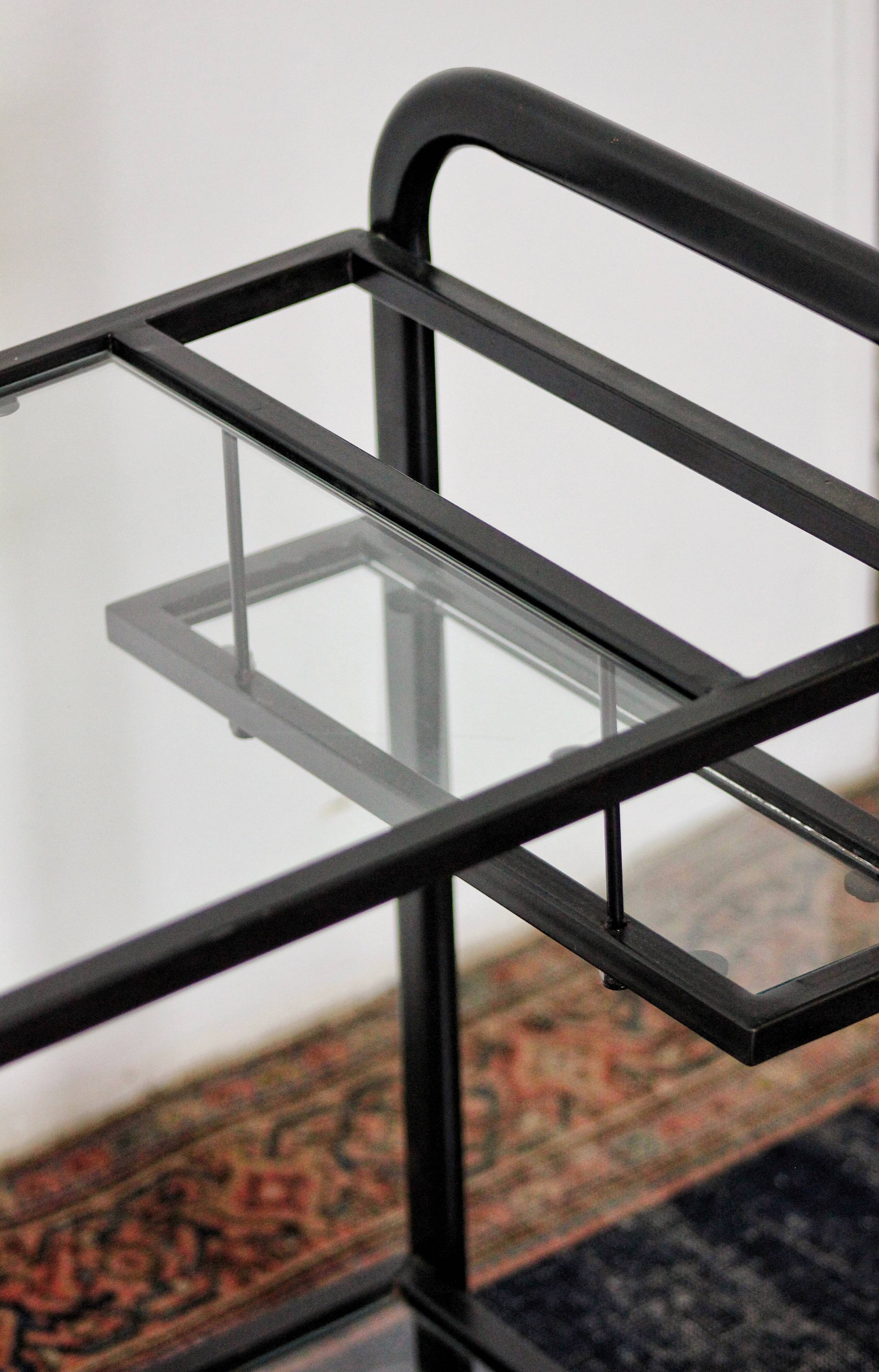 Black metal rolling dessert