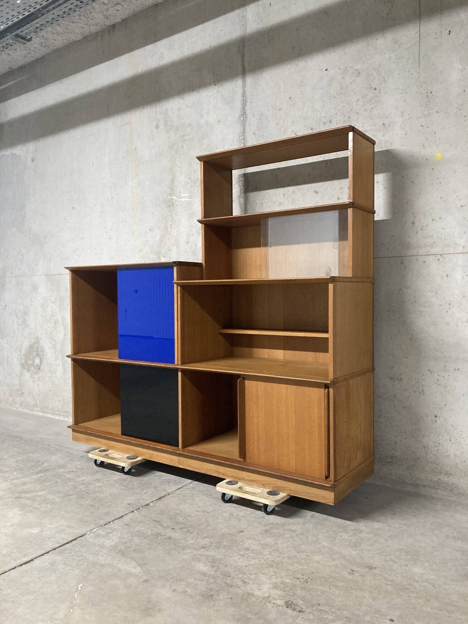 Asymmetrical golden oak display case bookcase Oscar vintage furniture from the 60s