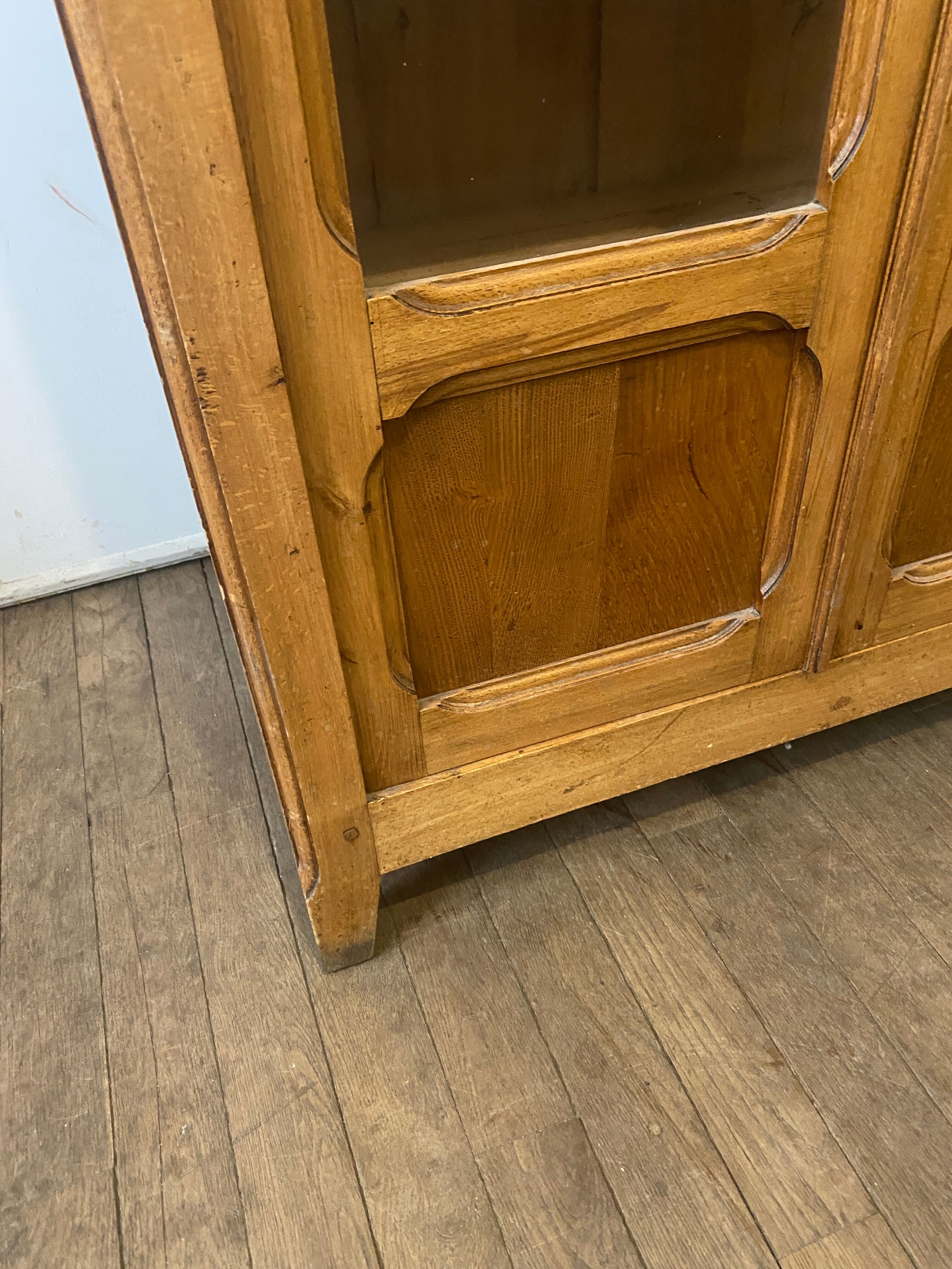 Small old Parisian showcase