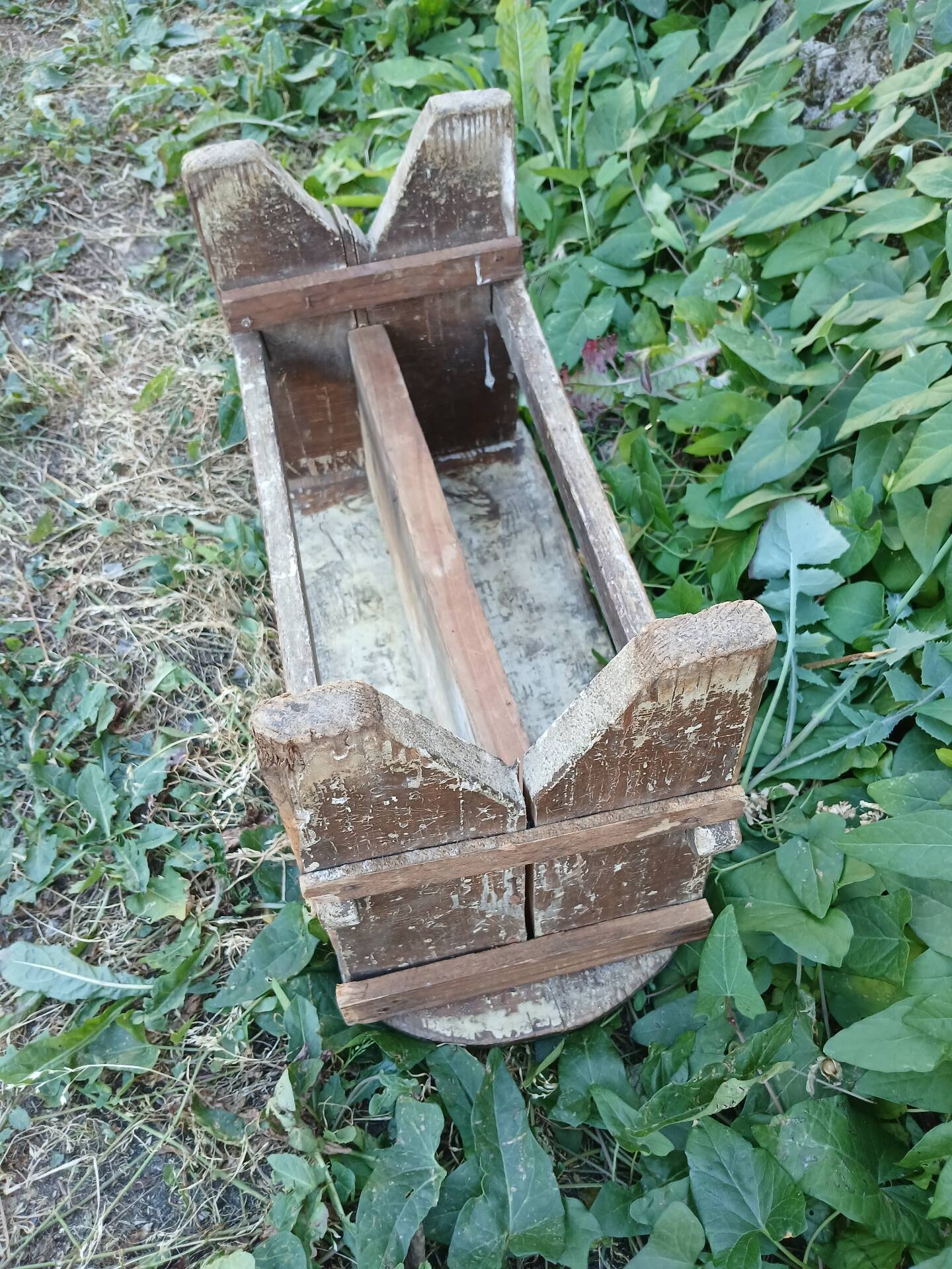 Petit tabouret en bois très ancien 