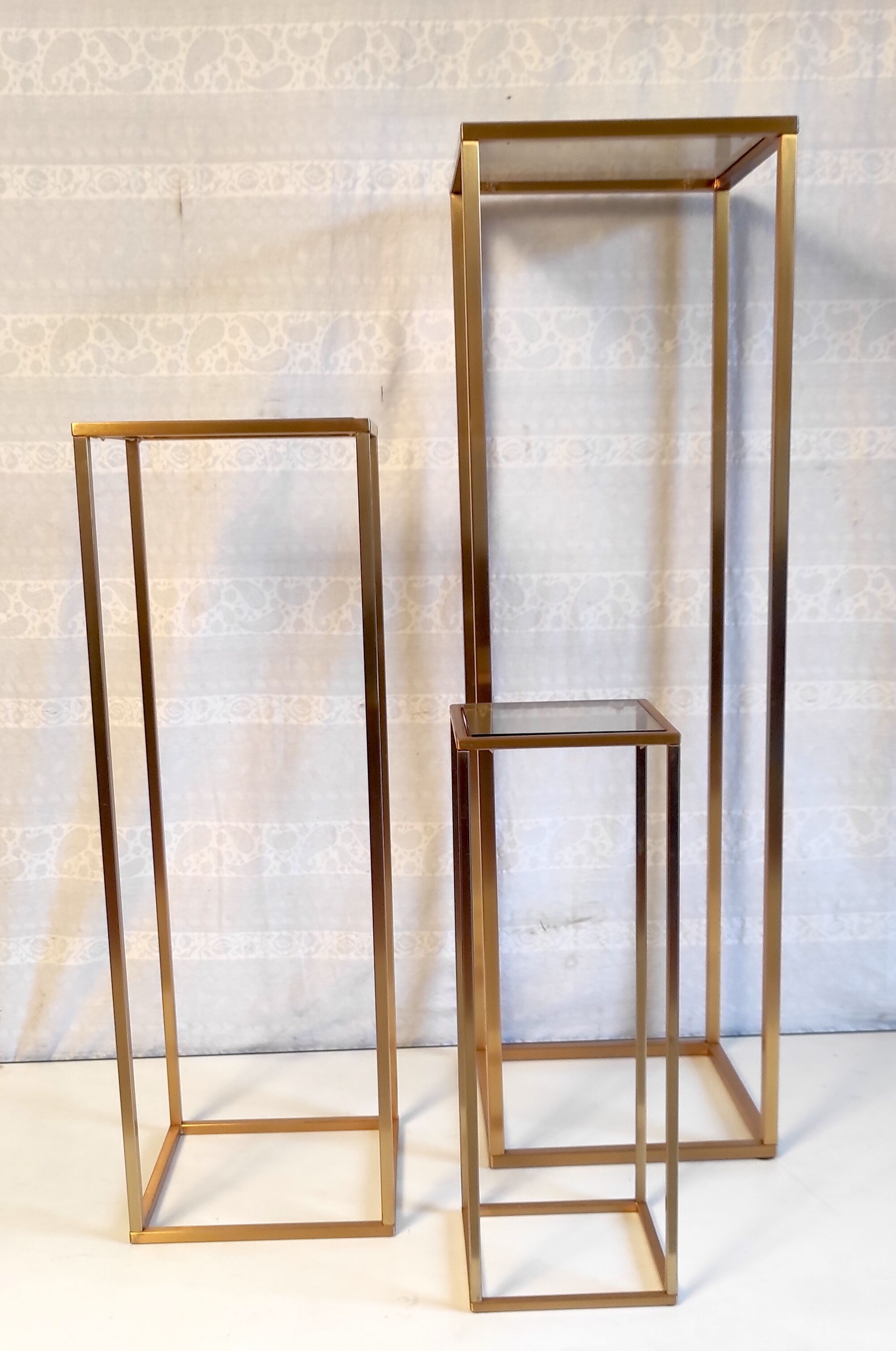 Pull-out harnesses in gilded brass and smoked glass.