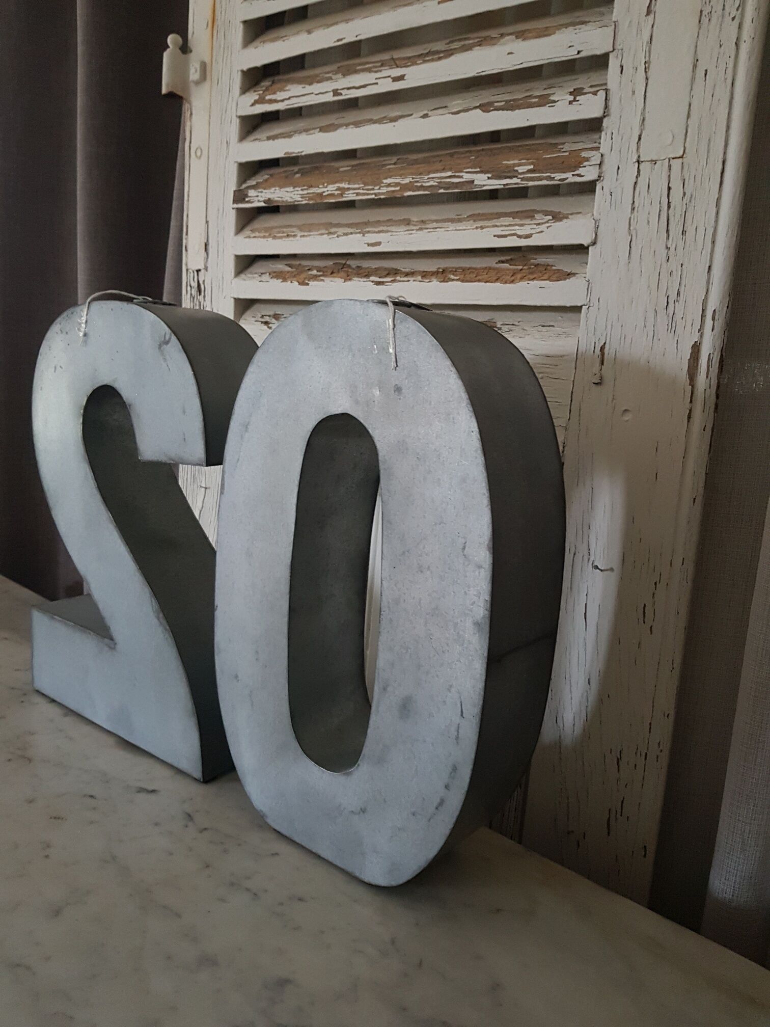 Number 2 and 0 in zinc