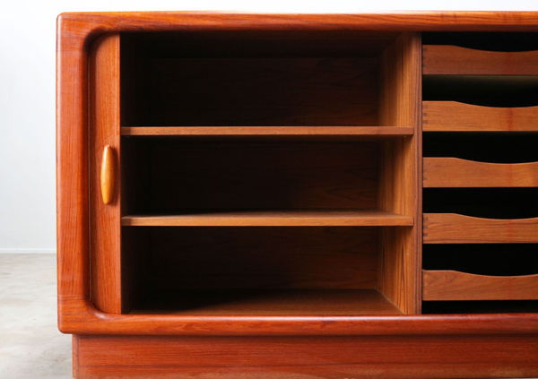 Crédence en teck à portes tambour de Dyrlund Danemark 1950s