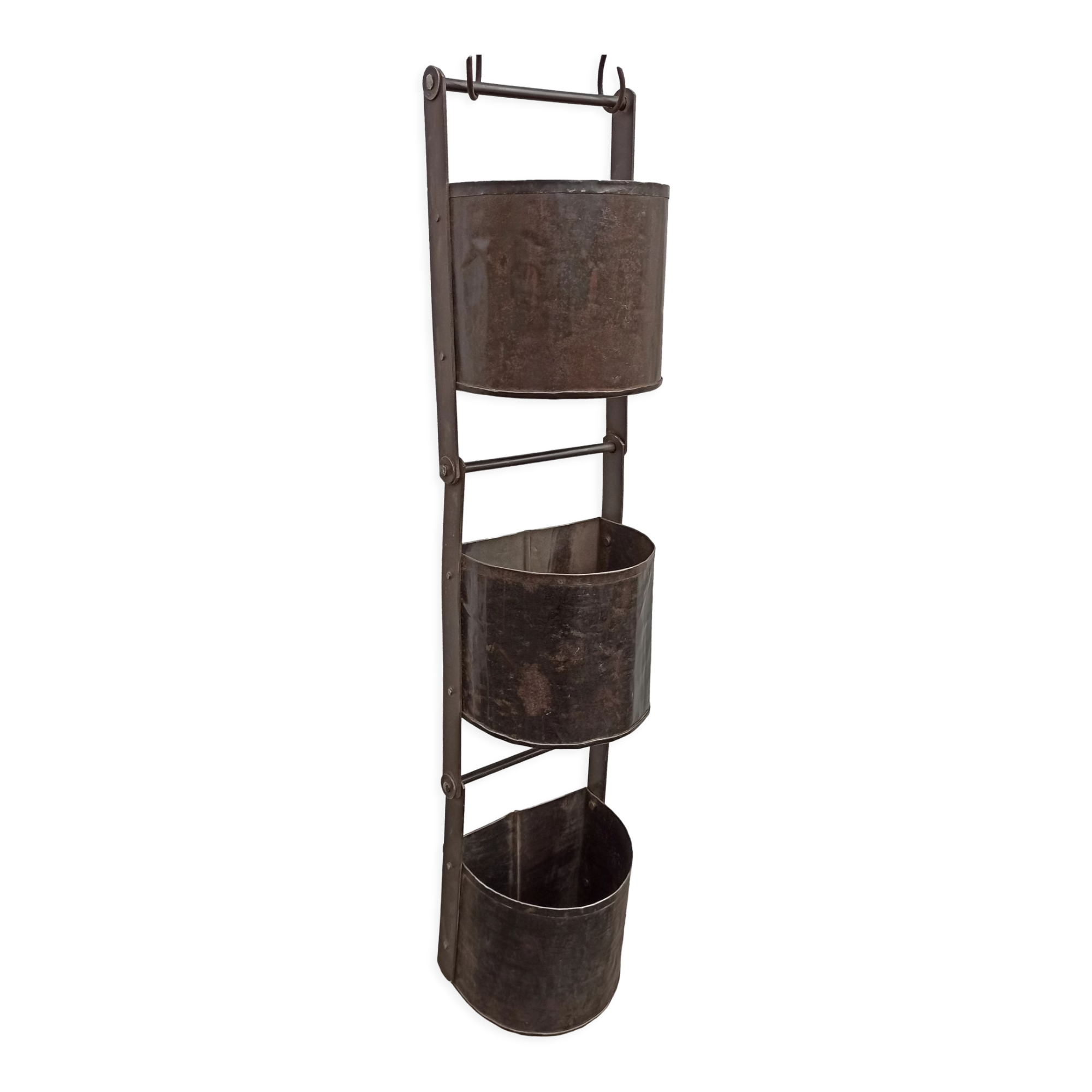 Suspension of three zinc buckets