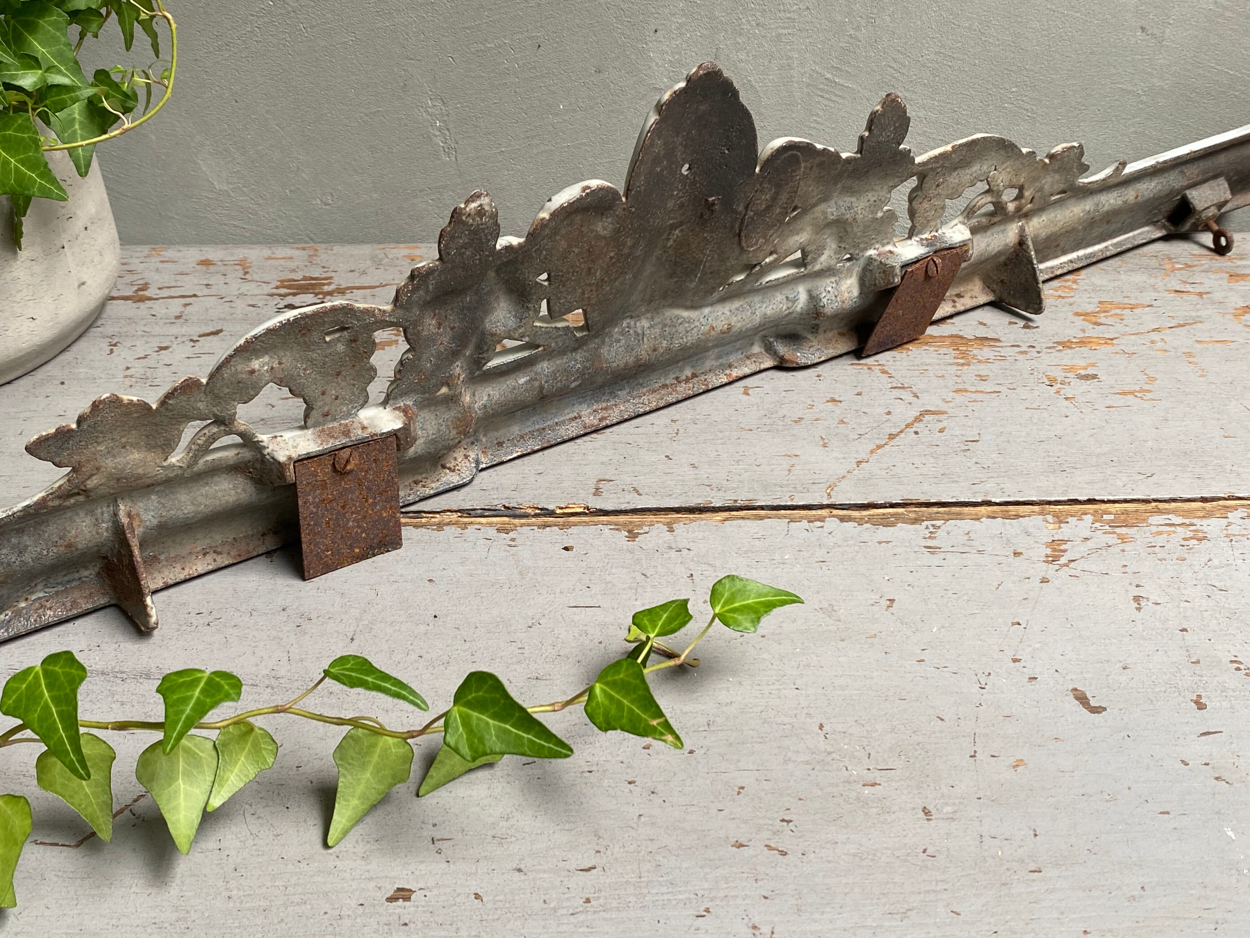 Enamelled cast iron pediment