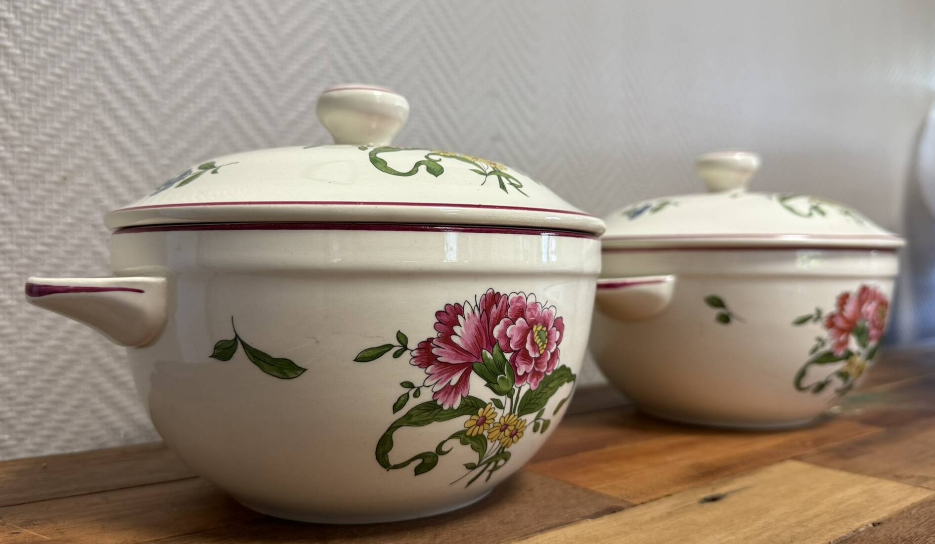 Old Saint Amand: pair of soup tureens or broth tureens from the late 19th century