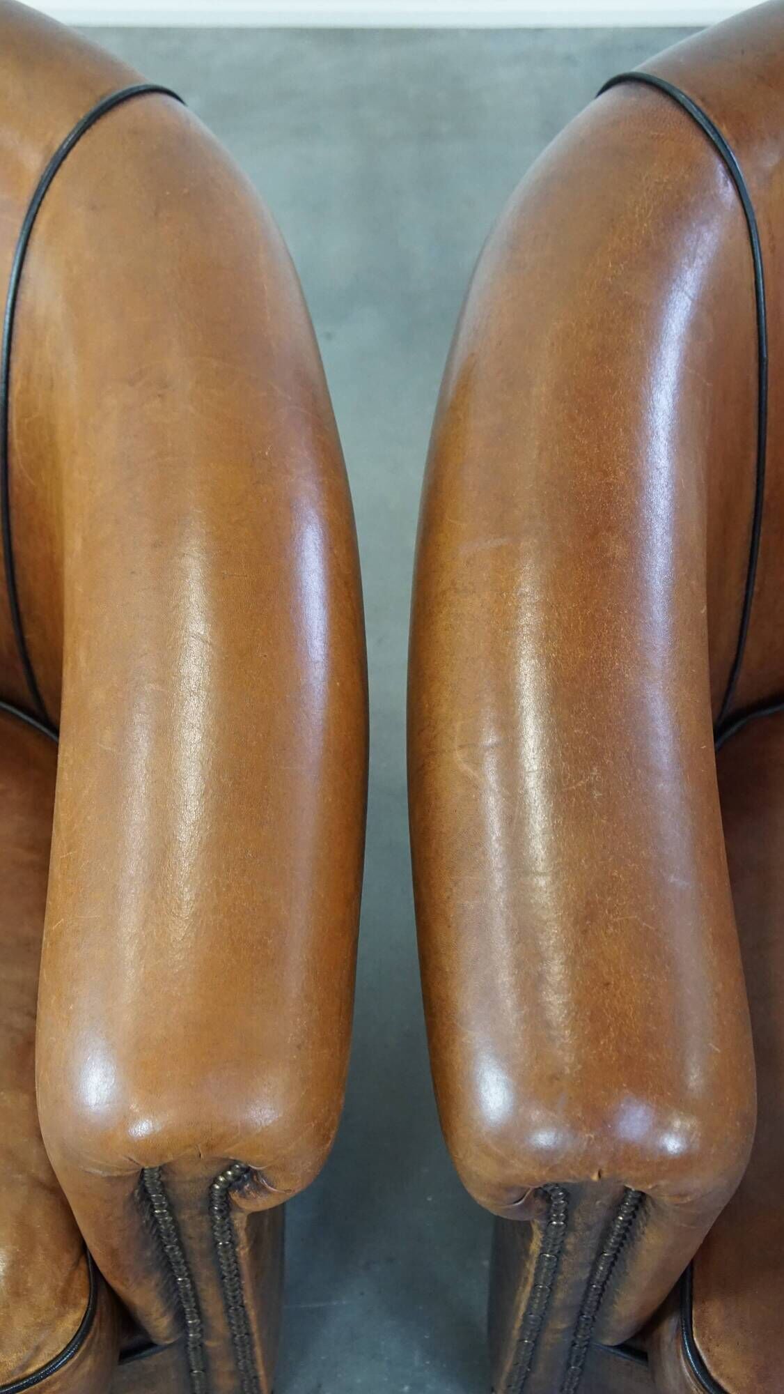 Set of 2 club armchairs in sheepskin leather with black piping