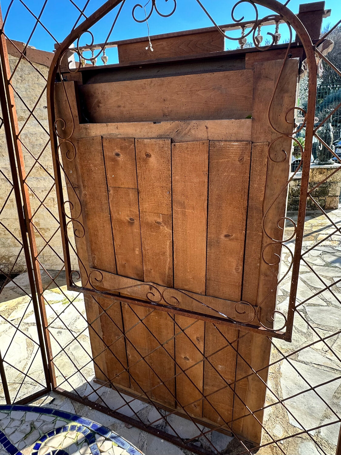 Imposing fireplace mirror in carved and painted wood, 19th century.
