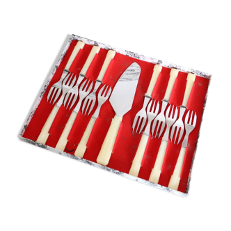 Service of forks and shovel pie