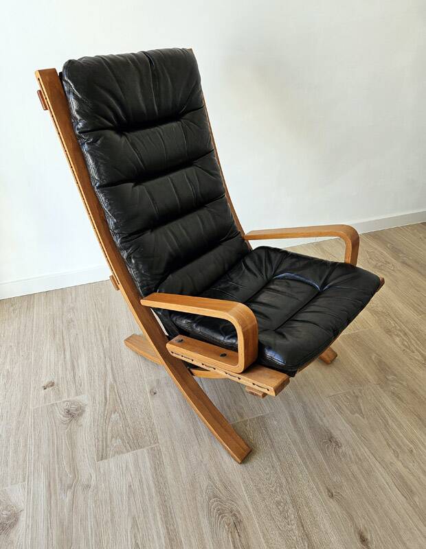 Scandinavian armchair in wood and leather.