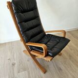 Scandinavian armchair in wood and leather.