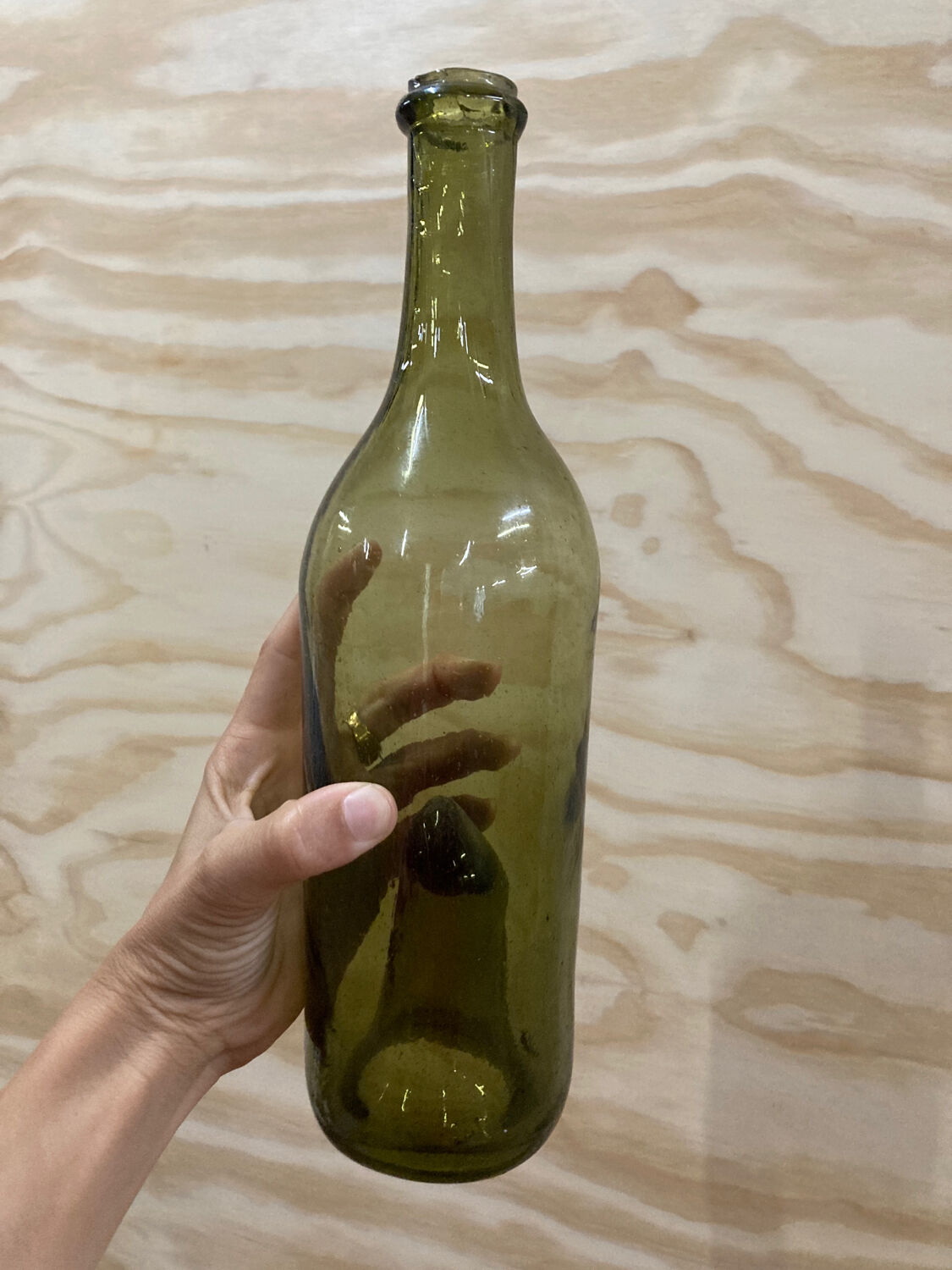 Bouteille en verre verte ancienne Wabi Sabi