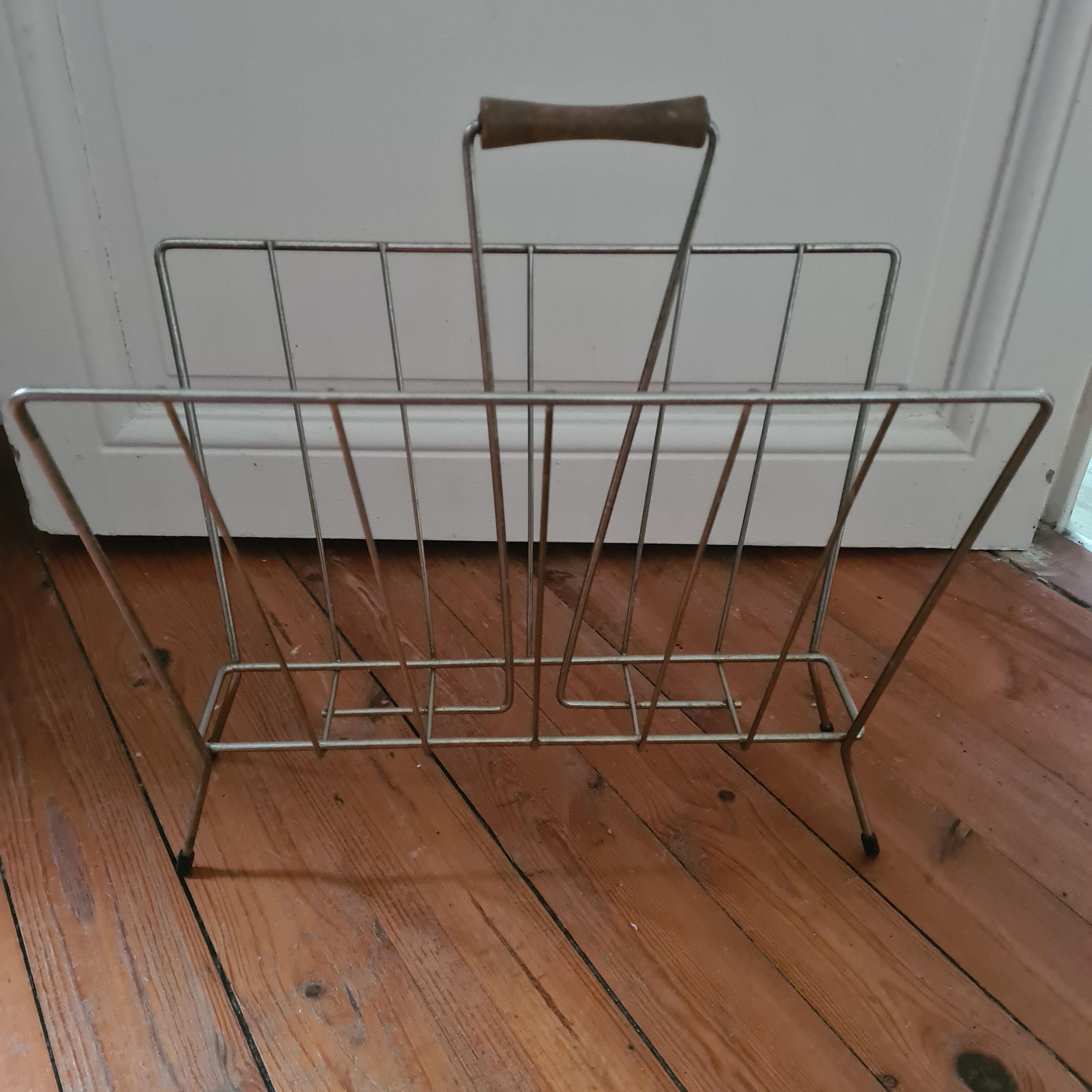 Metal magazine holders: from the 50s/60s