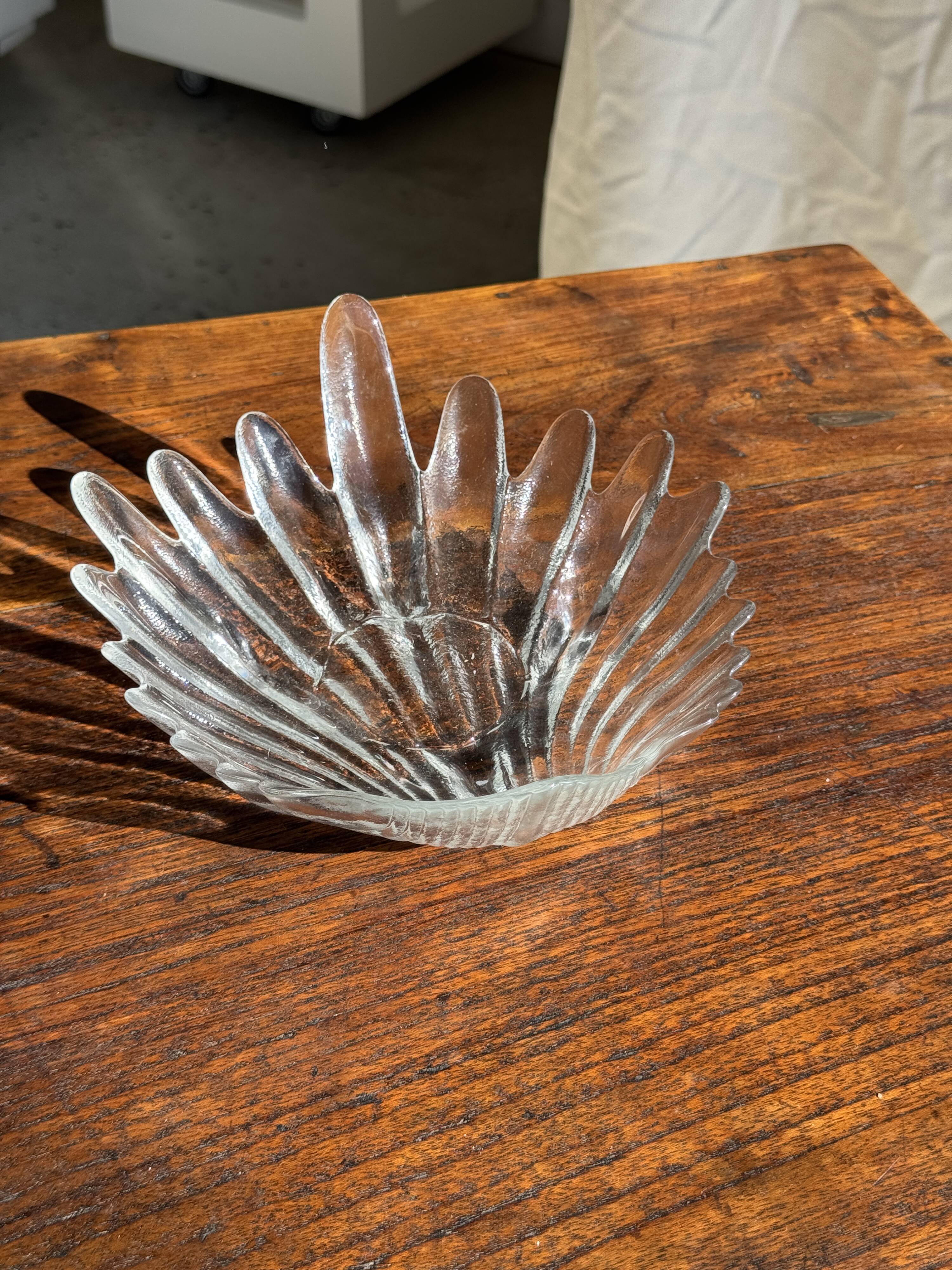 Large stylised shell bowl in vintage glass D22