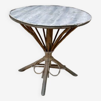 Round rattan table