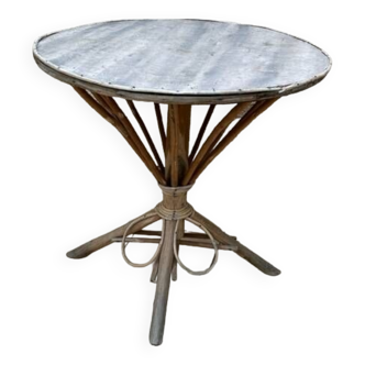 Round rattan table