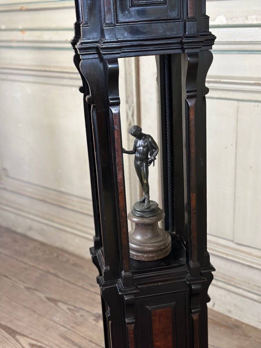 A pedestal table in blackened wood and burl veneer, superb assembly of moldings circa 1880