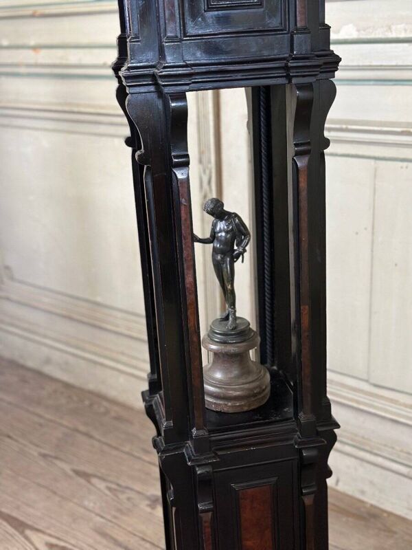 Sellette en bois noirci et placage de loupe, superbe assemblage de moulures vers 1880
