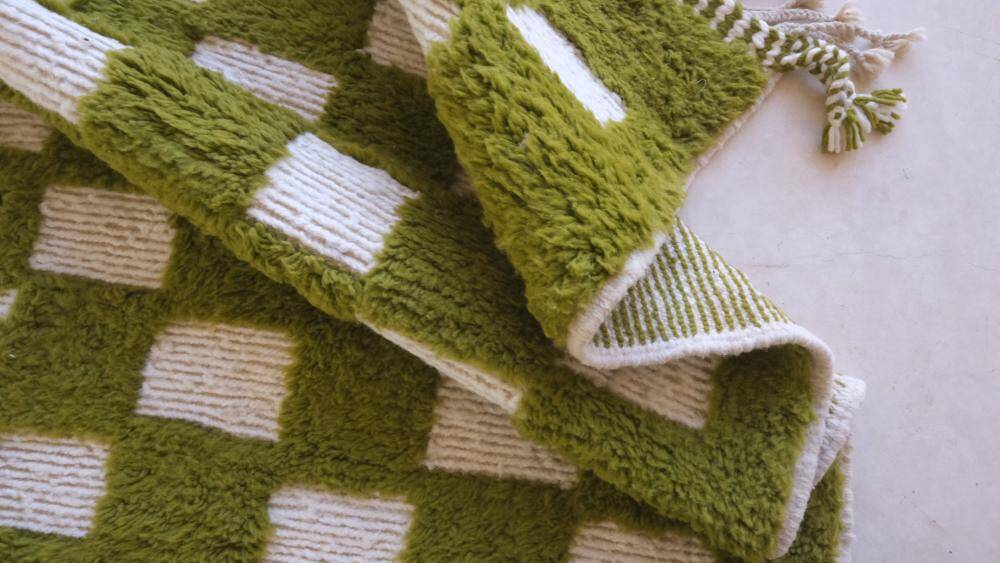 Green checkered rug - 288 x 184 cm